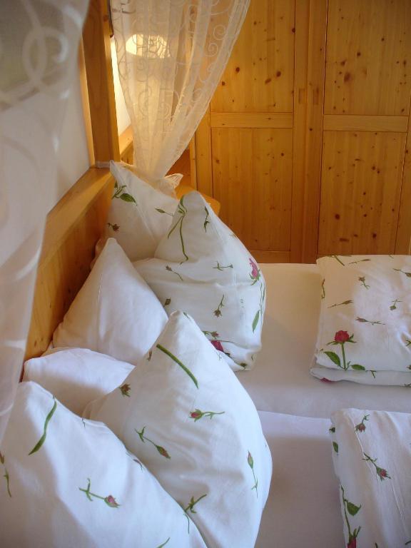 Mitschighof - Apartments Und Pension - Heidis-Welt, Mitschig Hermagor-Pressegger See Room photo